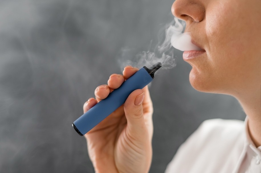 e-papierosy jako pomost, droga do całkowitego rzucenia palenia, długoterminowe stosowanie vape - E-papierosy pomogą w rzuceniu palenia? Lekarze: Są inne metody ...