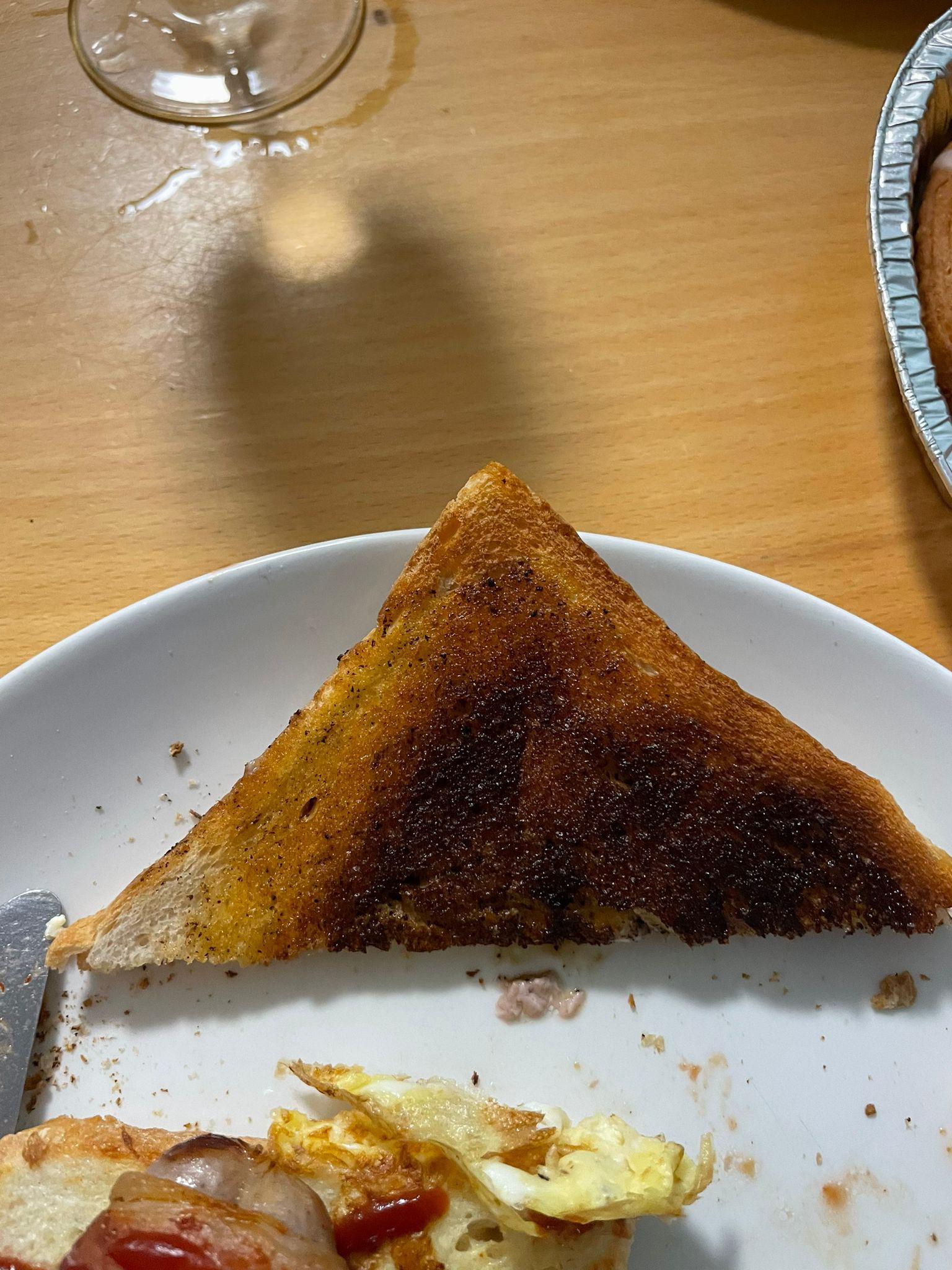 spalony tost, spalone jedzenie, złapać bobra, smak spalenizny, nieprzyjemne doznanie smakowe - Czy ten tost jest przypalony? : r/UK_Food