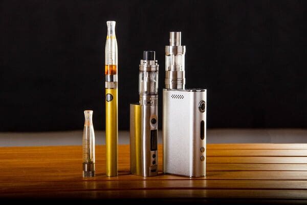 prawidłowe zaciąganie e-papierosa, technika wapowania, powolne zaciąganie vape, używanie e-papierosa, unikaj