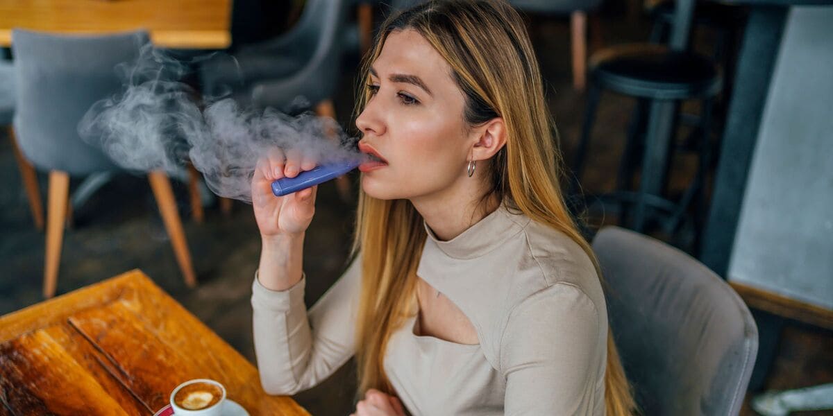 codzienne wapowanie, długie zaciągnięcia e-papierosem, użytkownik vape - Why Is My Disposable Vape Making a Weird Noise? Find Out Now ...