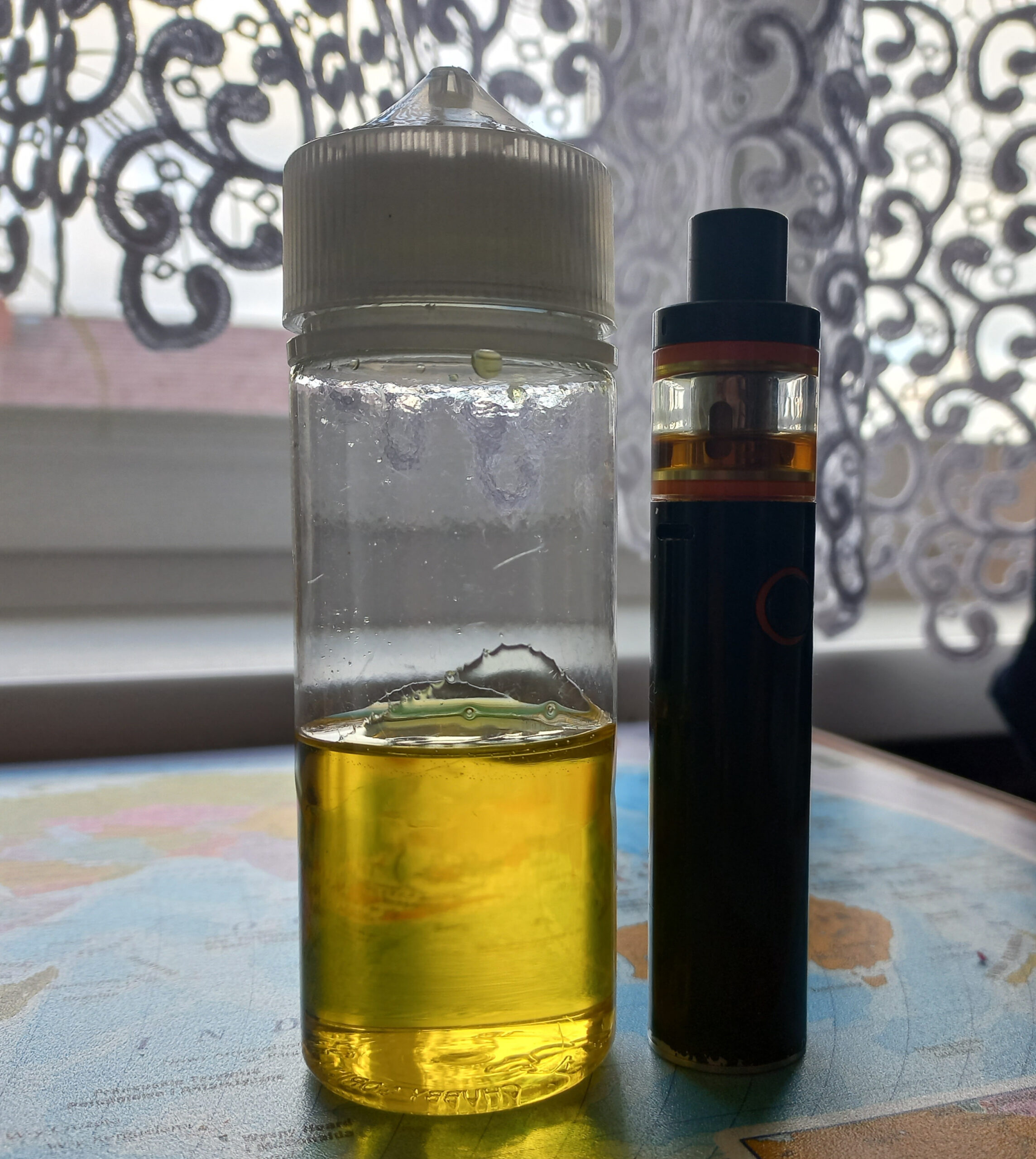 zmiana koloru liquidu w e-papierosie, ciemny liquid vape, przezroczyste okienko jednorazówki, objawy karamelizacji liquidu, jasny i ciemny liquid - Wlałem wczoraj ten żółty liquid do #epapieros popaliłem trochę i ...