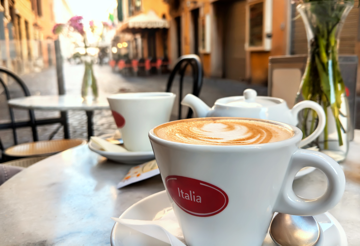 kawa na mieście latte koszt, dziura w portfelu kawa, drogi napój symbol, pieniądze wydawane na kawę - Codzienna kawa „na mieście” za 4500 zł. Rocznie. Kalkulator ...