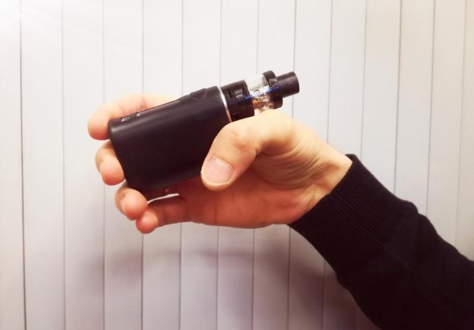 osoba rozczarowana pusta jednorazówka, wyczerpany e-papieros w dłoni, rozładowany vape wieczorem - E-papieros może wybuchnąć? | Serwis Zdrowie