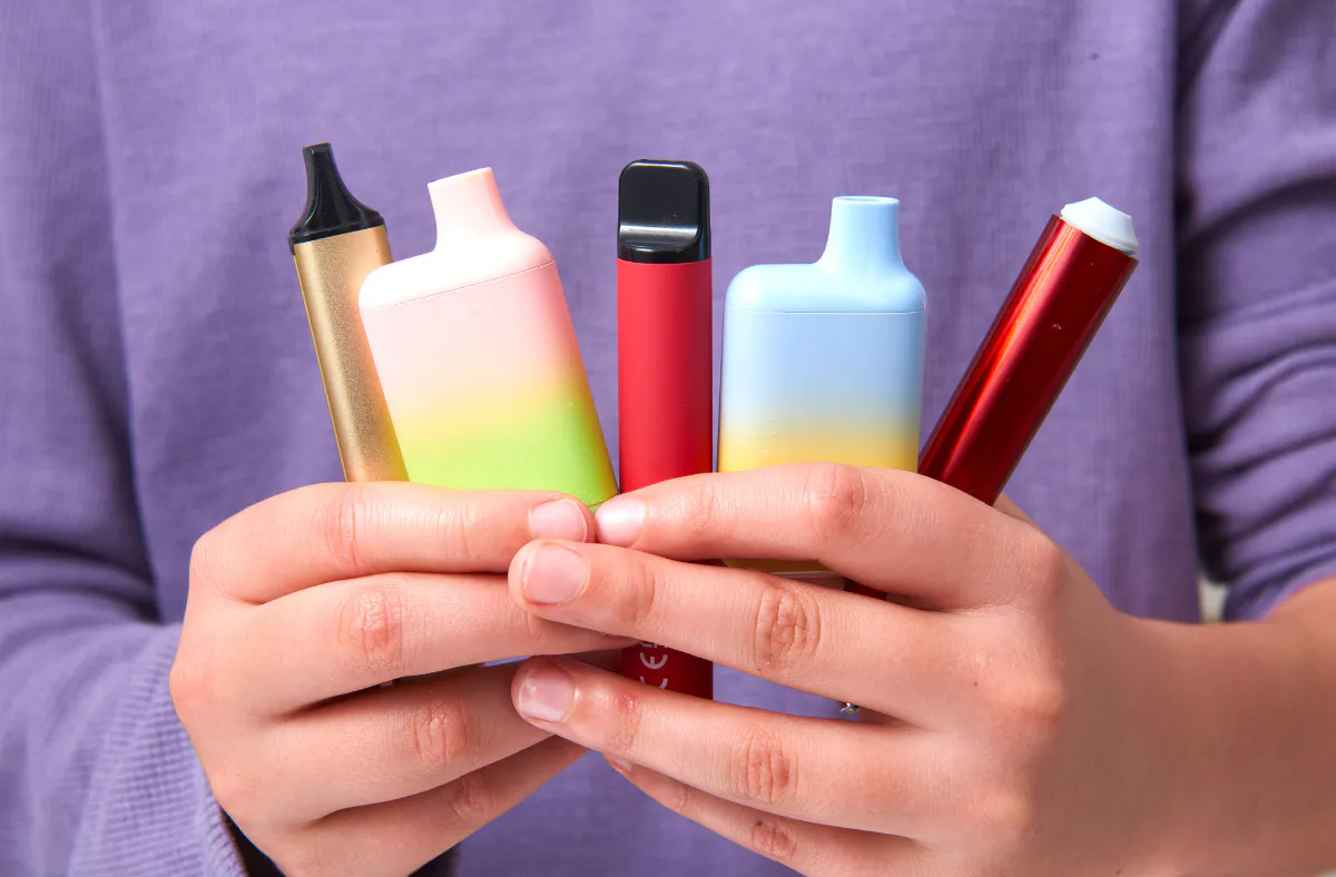 młodzi e-papierosy, cukierkowe smaki jednorazówek, marketing vape młodzież, bariera wejścia nikotyna - E-papierosy jak cukierki? Zaskakujący raport CBOS - Vibez