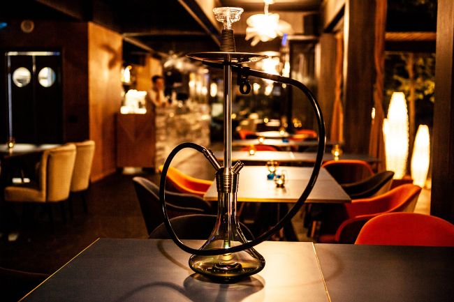 przytulny shisha bar wnętrze, lounge fajka wodna atmosfera, orientalny półmrok sofy shisha - Strefa shishy w Samarqand - fajka wodna Wrocław