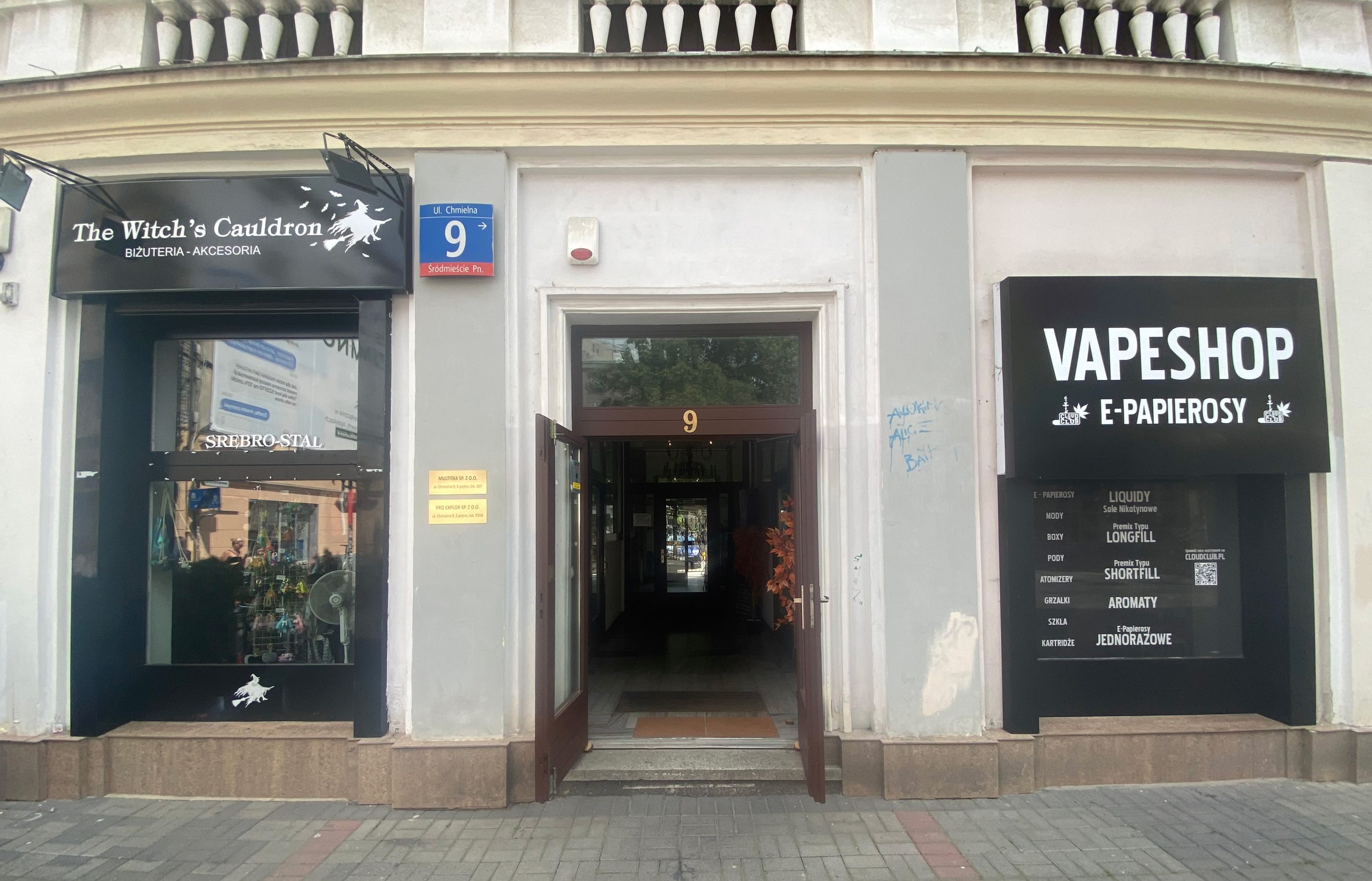 Wnętrze vape shop, duży wybór e-papierosów, klient przytłoczony, półki z urządzeniami vape, różnorodność smaków - Vapeshop CloudClub Warszawa ☁️ Sprawdź już teraz nasz sklep!