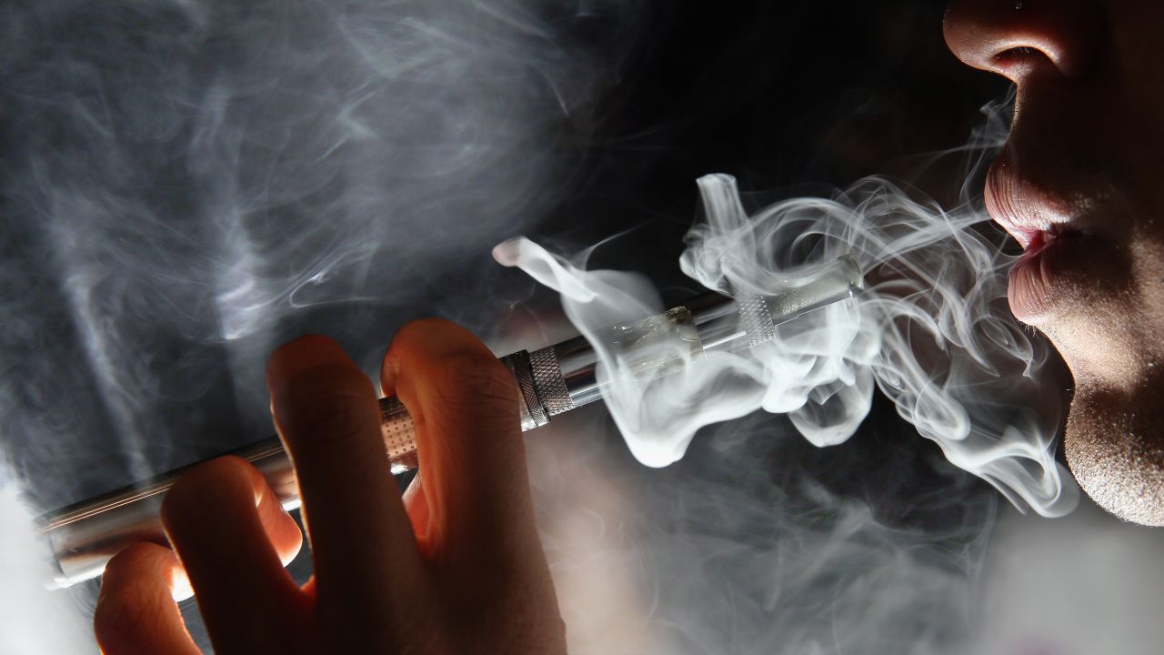 unikać nieznanych sprzedawców vape, ostrzeżenie aukcje internetowe podróbki, niebezpieczne stoisko targowe e-papieros - Poland plans to ban disposable e-cigarettes