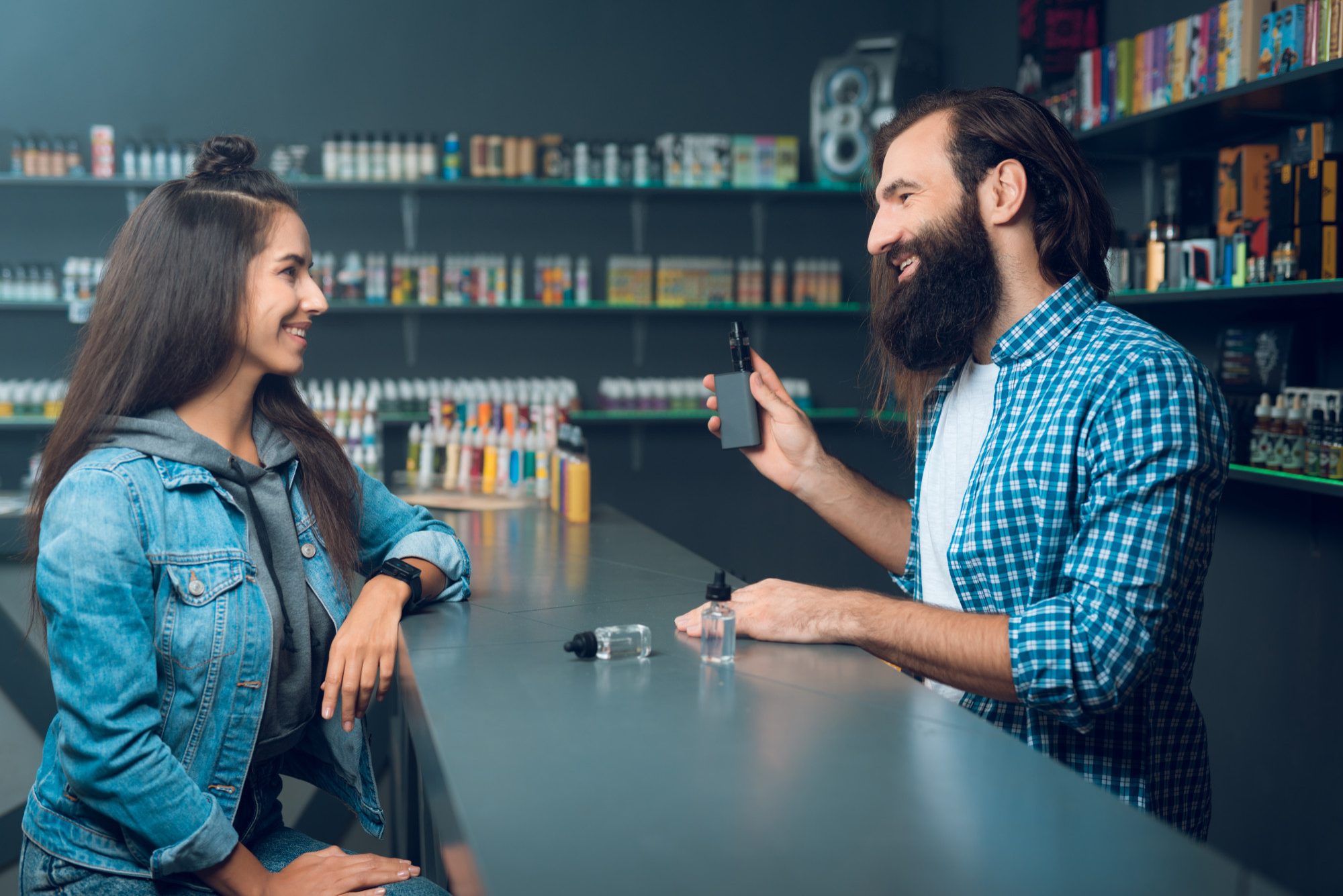 obsługa klienta sklep vape, sprzedawca e-papierosów doradza, rozmowa o smakach vape - Czym jest vape shop i co możesz w nim kupić? - Kultura Masowa ...
