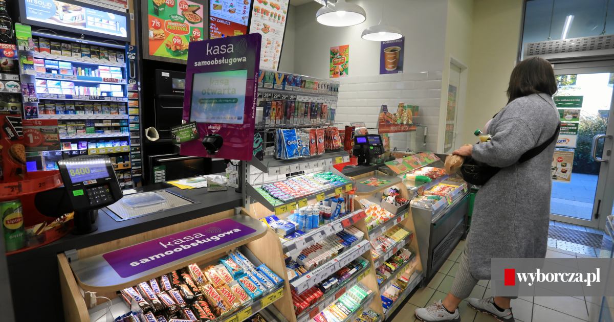 Lada sklepowa Żabka, e-papierosy na półce za kasą, sprzedawca sklep convenience, strefa kasy z produktami vape - Żabka to największy dystrybutor uzależnień w Polsce