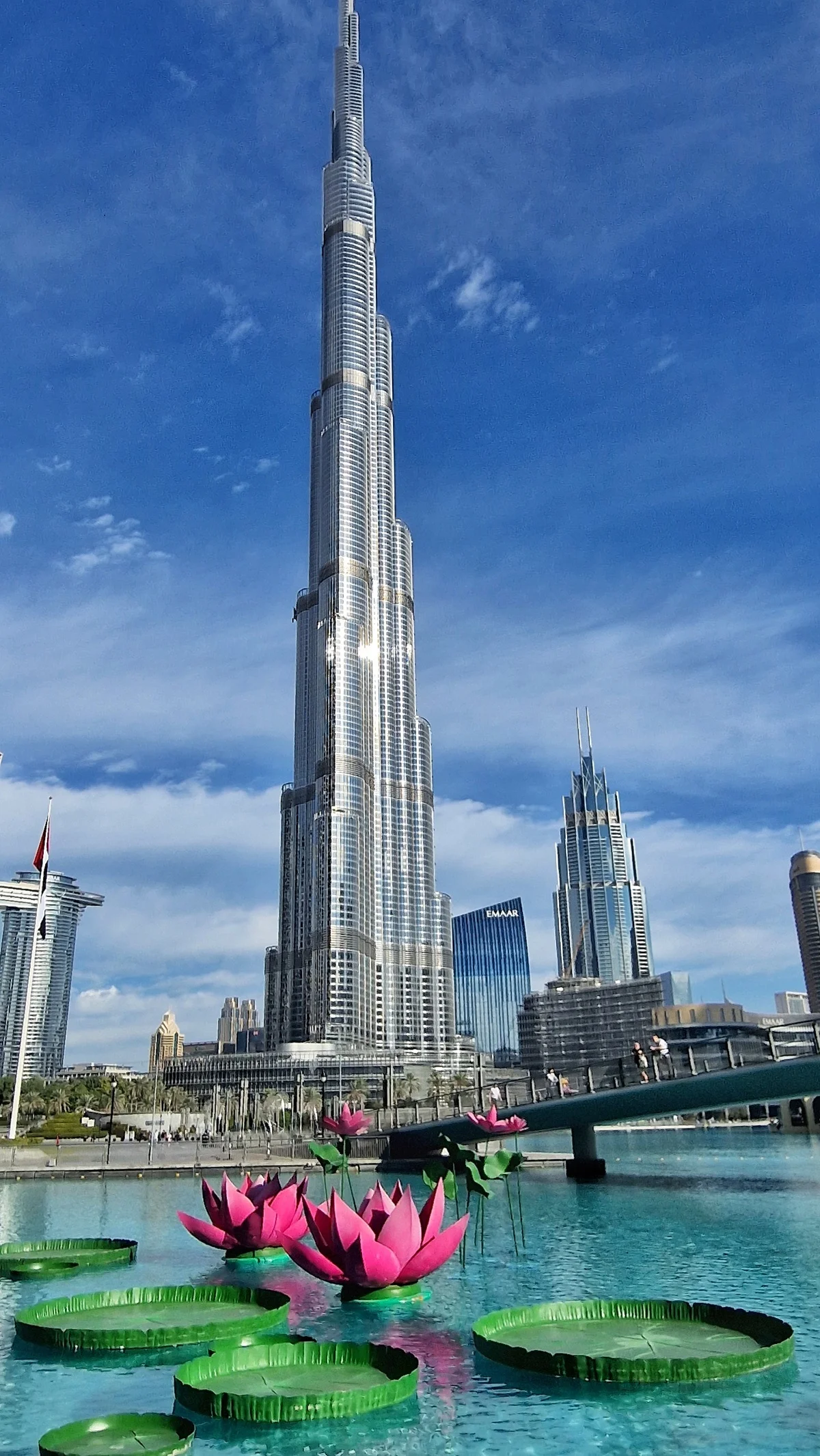taras Dubaj Burdż Chalifa noc, luksusowy hotel widok miasto, osoba trzymająca elegancki vape - Dubaj – Na szczycie Burj Khalifa…