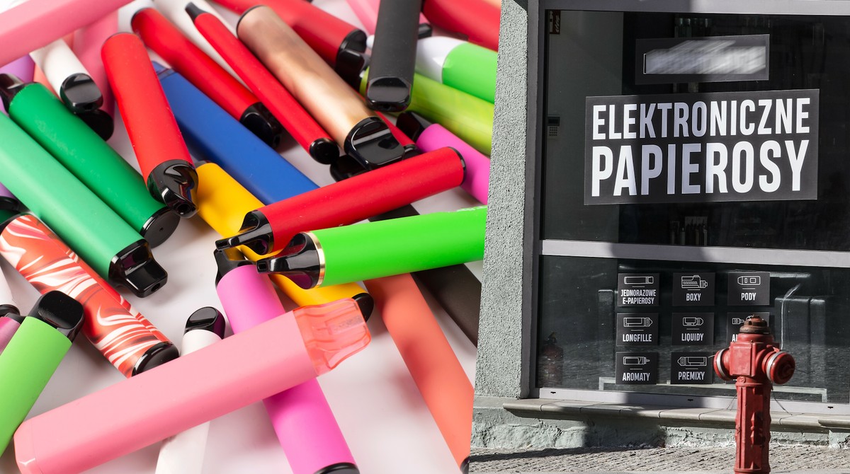 małe jednorazowe e-papierosy, problem vape, wyrzucone pieniądze, finansowy kac, rozładowany vape, frustracja e-papierosem - Jednorazowe e-papierosy z Rosją w tle? Dziwna przeszłość ...