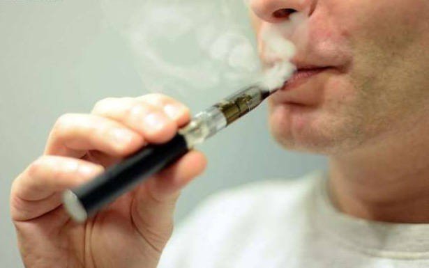 wysoka jakość wykonania vape, solidny e-papieros detale, elegancki e-papieros w dłoni zbliżenie - Czy e-papieros jest szkodliwy? Bierni palacze przyjmują niewielkie ...