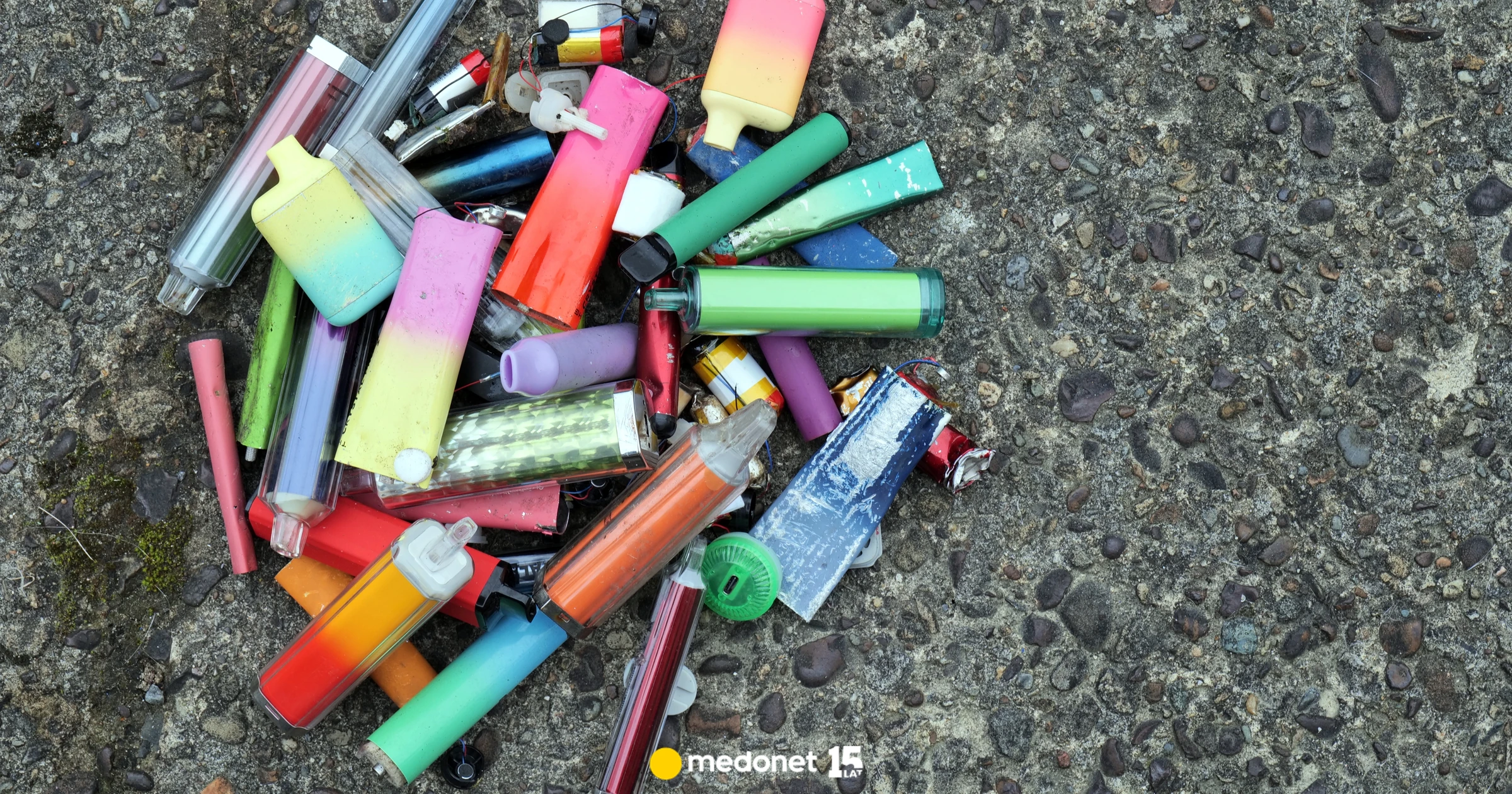 rynek e-papierosów dżungla, chaotyczny rynek vape, waperzy zagubieni, mnogość jednorazówek - E-papierosy nie znikną z Polski, choć są niebezpieczne.