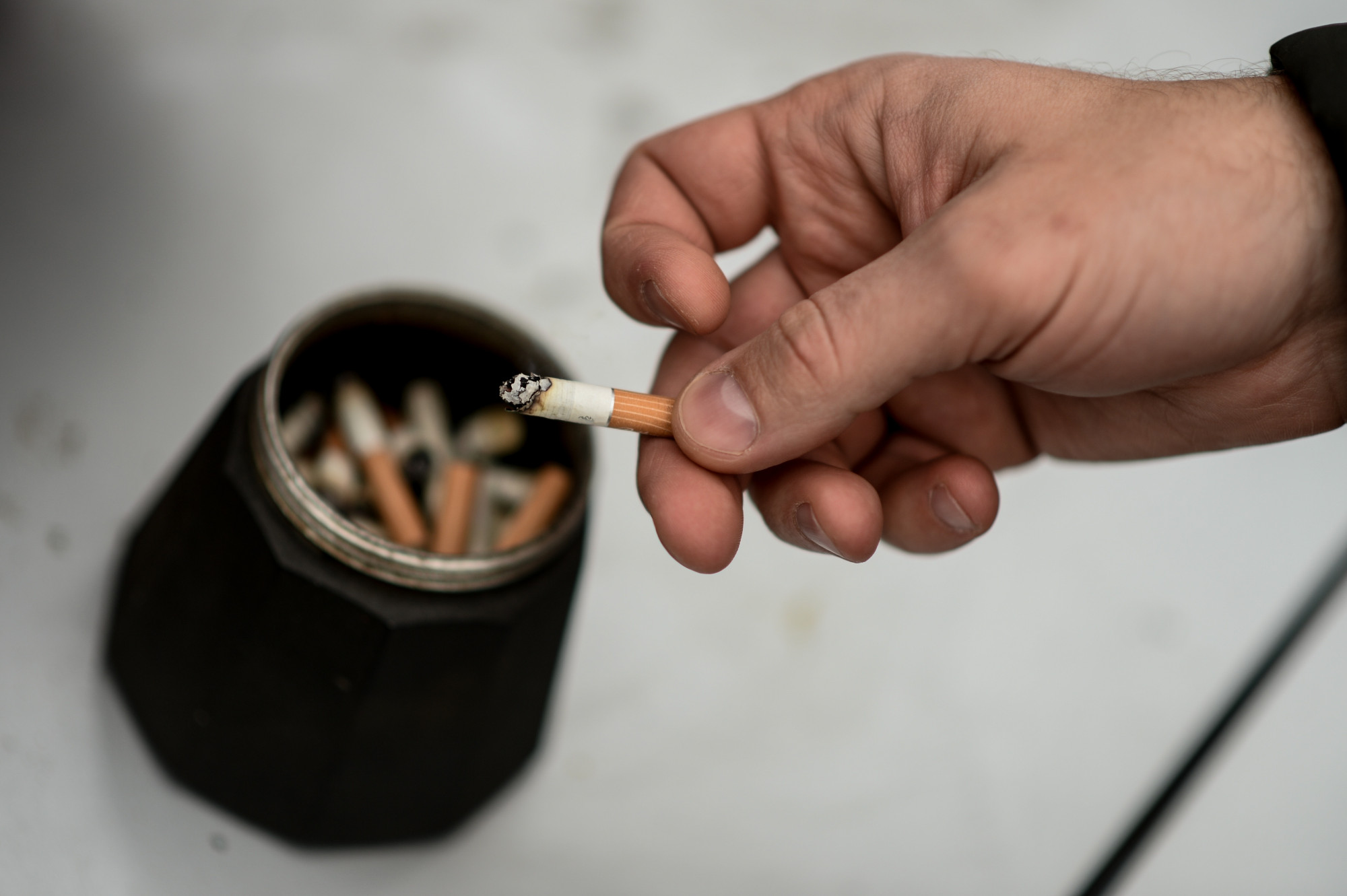 pieniądze wydane na papierosy, zmarnowane pieniądze dym, koszt palenia rocznie, wakacje kontra papierosy, oszczędzanie nałóg - Ile Polacy wydają na papierosy, wyroby tytoniowe - sprzedaż ...