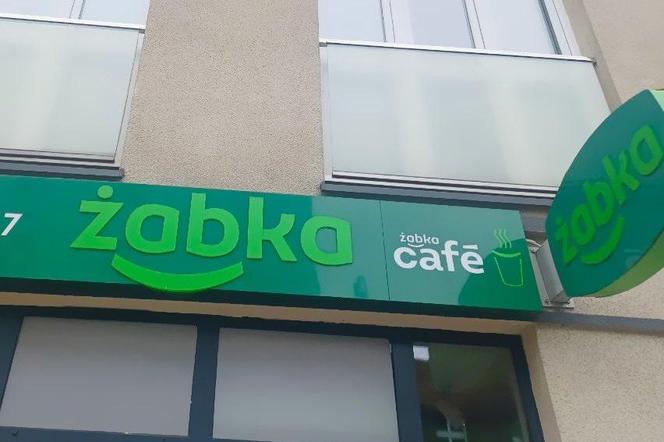 sklep Żabka w Polsce, kasjerka zaskoczona klientem, klient szuka nielegalnego e-papierosa, puste półki na vape - Nasza interwencja. Żabka przeprasza klienta!