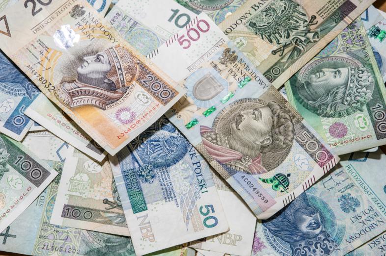 oszczędność pieniędzy vape, stos monet i banknotów oszczędności, ekonomiczny e-papieros, finanse vapera - Trwałość banknotów i monet jest ograniczona - Bankier.pl