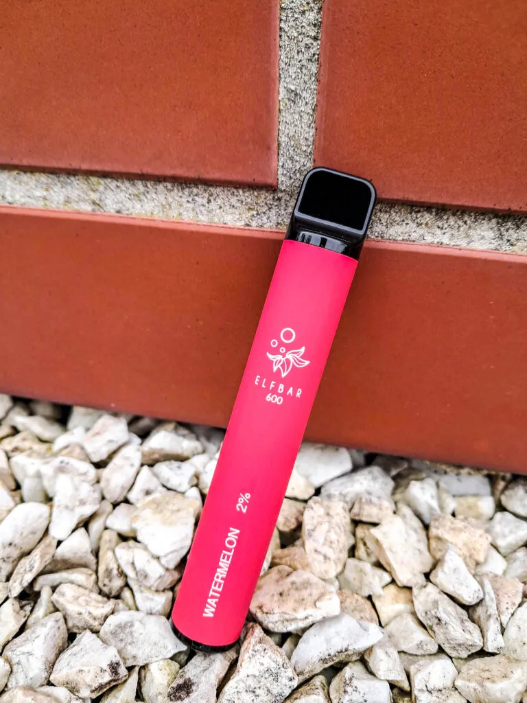 rozładowany e-papieros jednorazowy, pusta jednorazówka Żabka, kolejka sklepowa, frustracja vape - Wielki test jednorazówek z Żabki! - 6 znanych marek - Vapepoland.pl
