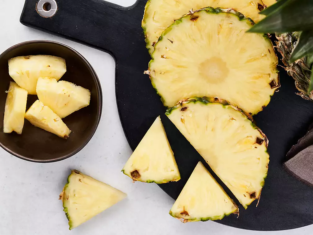 świeży ananas plasterki, kwasowość owoców, soczysty ananas przekrojony, egzotyczny owoc ananas energetyzujący - Ananas: słodko-kwaśny owoc egzotyczny | Kaufland