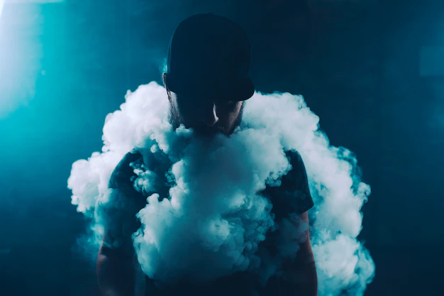 osoba zaciągająca się vape, ekstremalna chmura vape, gęsta mgła w pokoju, zasłonięty widok przez parę - Chmura vape Zdjęcia - darmowe pobieranie na Freepik