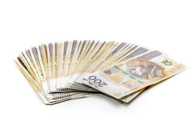 oszczędności pieniądze, stos banknotów, wakacje, ps5, wolność finansowa, e-papieros inwestycja - Stos polskich banknotów stoi na białym tle Banknoty 200-złotowe ...