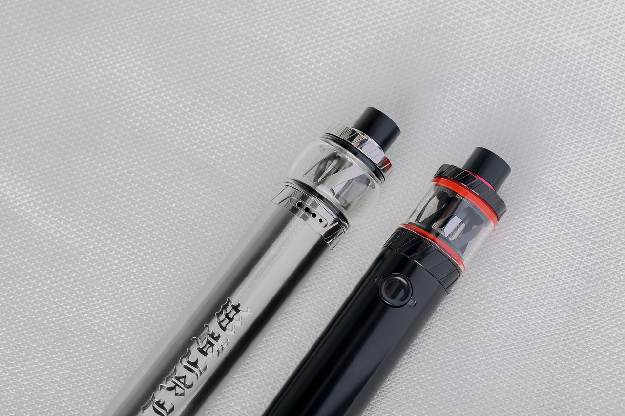 vaper na mrozie, zimowy poranek Polska, para z ust, e-papieros zimą, dym z e-papierosa na mrozie - Czy dym z e-papierosów wydziela zapach? | VEEV