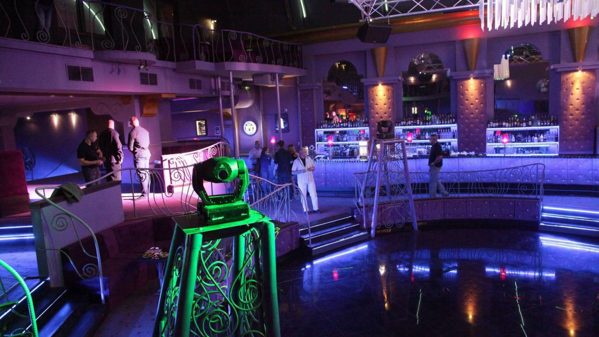elegancki klub nocny Łódź, ulica Piotrkowska nocą, modne e-papierosy klubowe, trend 2026 - Cabaret znów otwarty! Słynny klub po remoncie ZDJĘCIA
