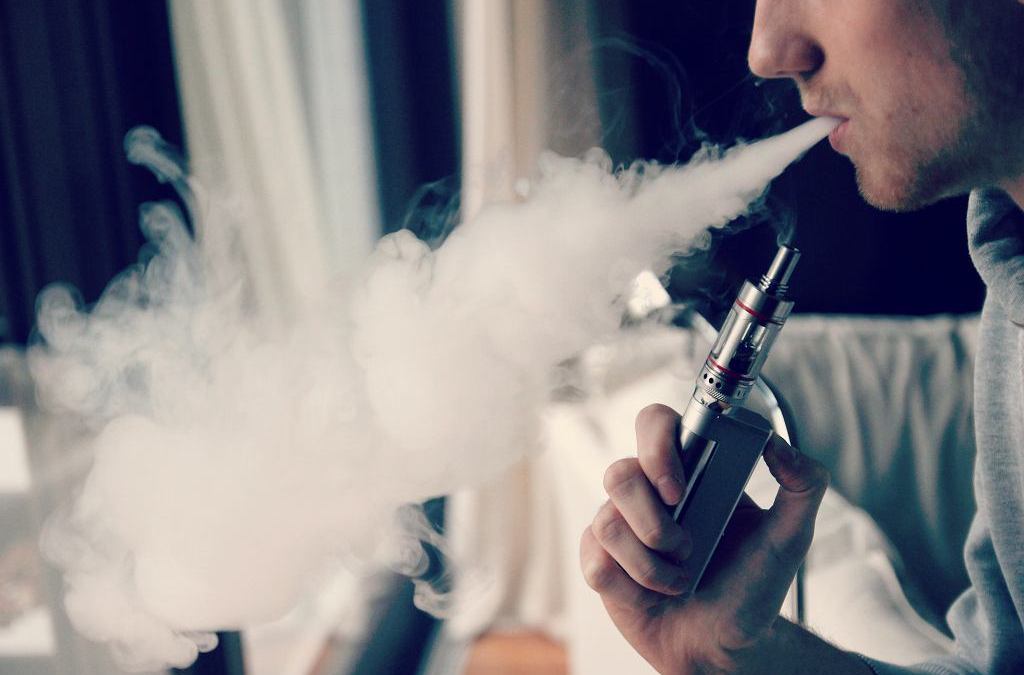 relaksujący vaping bez nikotyny, zabawa z e-papierosem 0mg, osoba zadowolona z wapowania bezstresowego, długie sesje vaping - E-papierosy bez nikotyny też mogą szkodzić