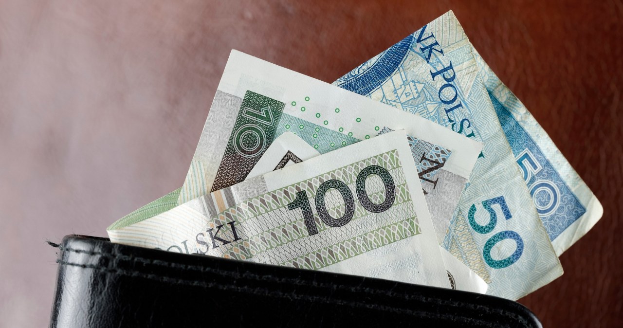 Oszczędność pieniędzy e-papieros, stos banknotów 500 zł, korzyści finansowe vape, portfel i pieniądze, kalkulacja oszczędności - Portfele Polaków puchną od oszczędności. Dwucyfrowy wzrost ...