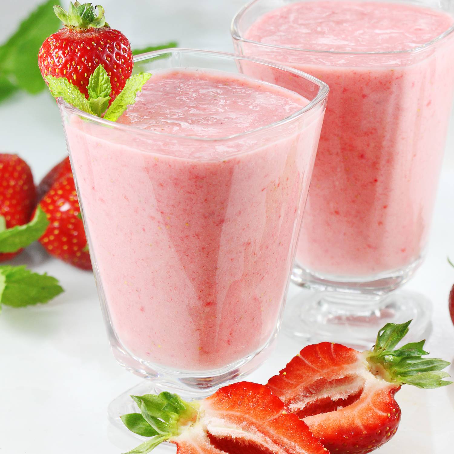 mrożony koktajl truskawkowy, smoothie Strawberry Ice, dojrzałe truskawki z lodem, wizualizacja smaku vape - Koktajl truskawkowy