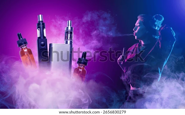 vape w klubie, e-papieros na imprezie, osoba bawiąca się z dyskretnym vapem, nightlife z e-papierosem - 638 Vape nightlife 免版税图片、库存照片和图像| Shutterstock