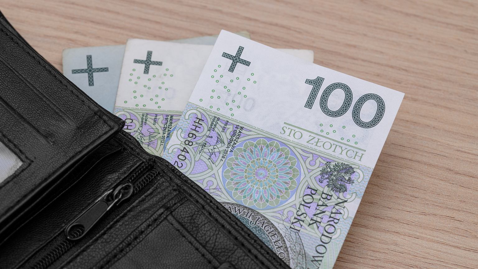 oszczędności rzucanie palenia, pieniądze w portfelu, wolność finansowa, stos banknotów - Ile pieniędzy potrzeba, żeby żyć z odsetek? Wolność ...