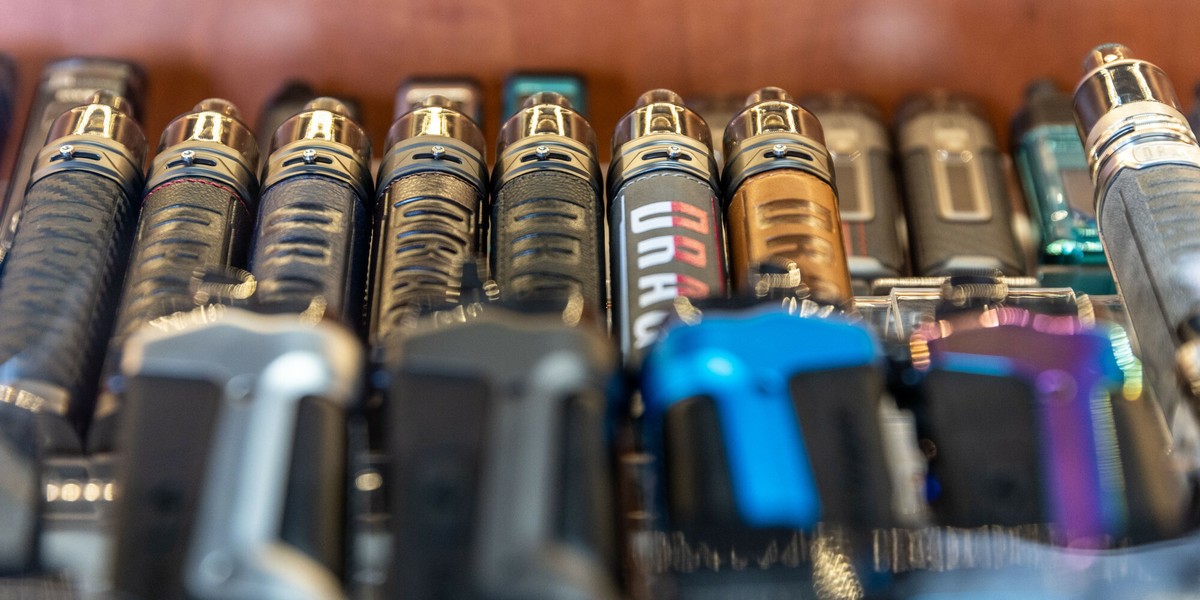 dwa smaki vape w jednym, mieszane smaki e-papierosa, Blueberry Coconut Grape Ice vape, kreatywne połączenia smaków, różnorodność smaków - Waspe 40k Grape Ice & Strawberry Kiwi — E-papieros 40 000 ...