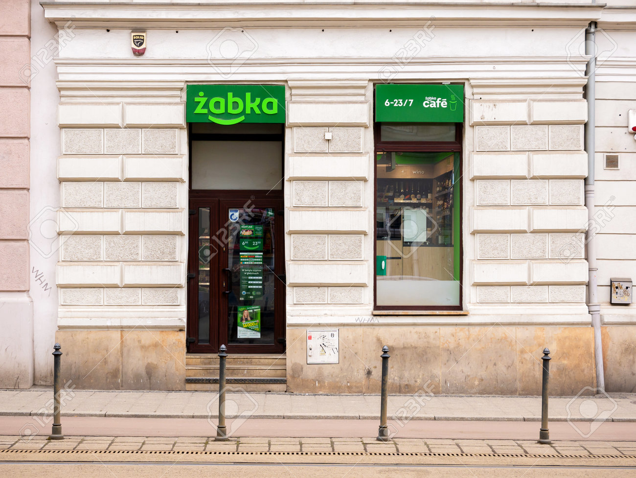 Uszkodzony e-papieros jednorazowy z widocznym wyciekiem liquidu lub zaciągnięciem sygnalizującym syczenie, ilustrujący typowe problemy techniczne.