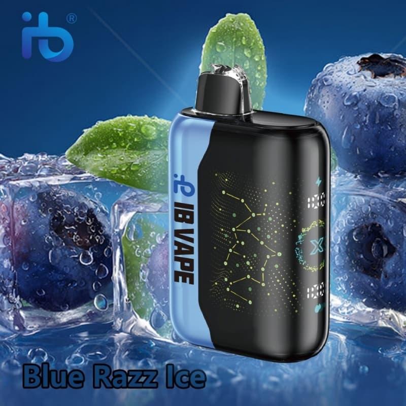Zbliżenie na e-papierosy o smaku Blue Razz Burst, otoczone niebieskimi owocami malin i chmurą pary.