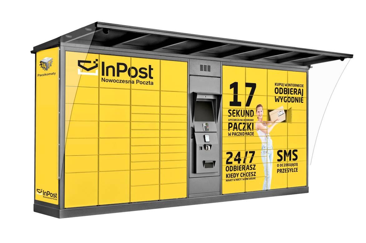 Paczka z e-papierosami włożona do skrytki InPost Paczkomatu, z widocznym logo InPost i ręką odbierającą paczkę.