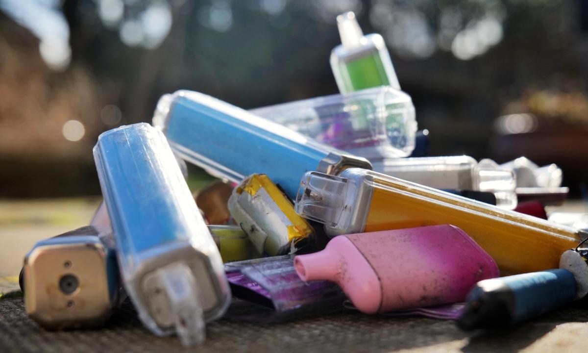 Zdjęcie przedstawiające puste i napełnione wkłady (kartridże) do e-papierosów, obok nich symboliczna cena lub znak akcyza 40 zł.